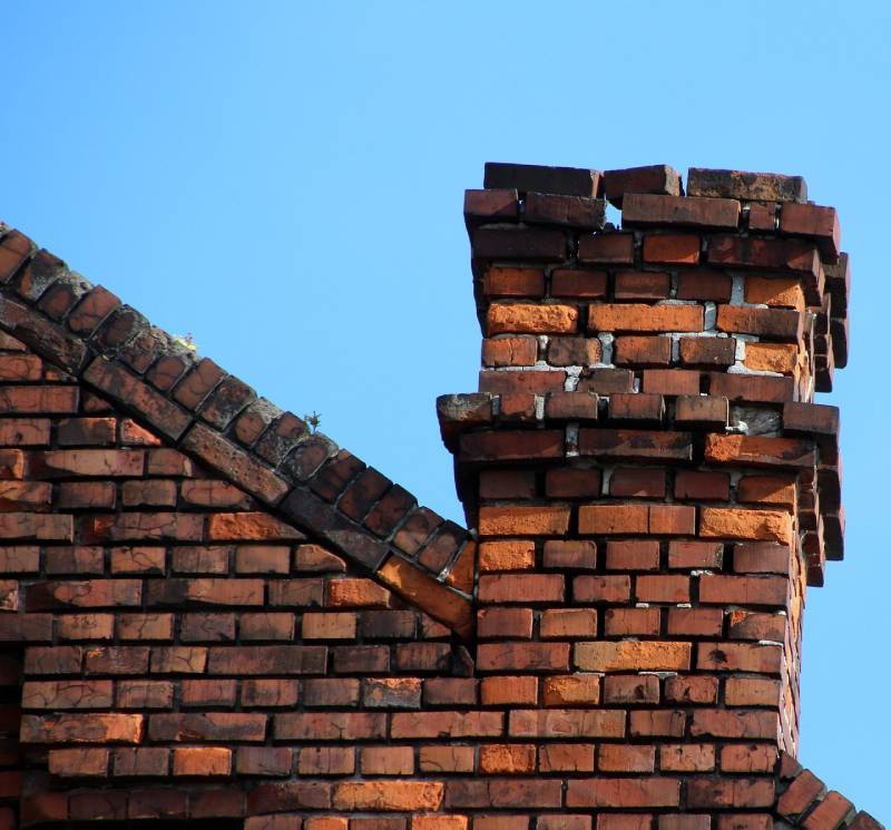 Signs Your Fort Lauderdale Home Needs a Chimney Inspection Damaged chimney on an Fort Lauderdale home showing cracks and missing mortar